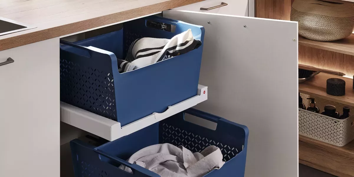 Ein clever geplanter Hauswirtschaftsraum sorgt für maximale Effizienz und Ordnung im Alltag. Durch maßgeschneiderte Lösungen hat jedes Utensil seinen festen Platz, und alles ist griffbereit organisiert. So bleibt der Raum nicht nur aufgeräumt, sondern auch funktional. Praktische Ablagen, Hängesysteme und durchdachte Stauraummöglichkeiten machen den Hauswirtschaftsraum zu einem echten Alltagshelfer.